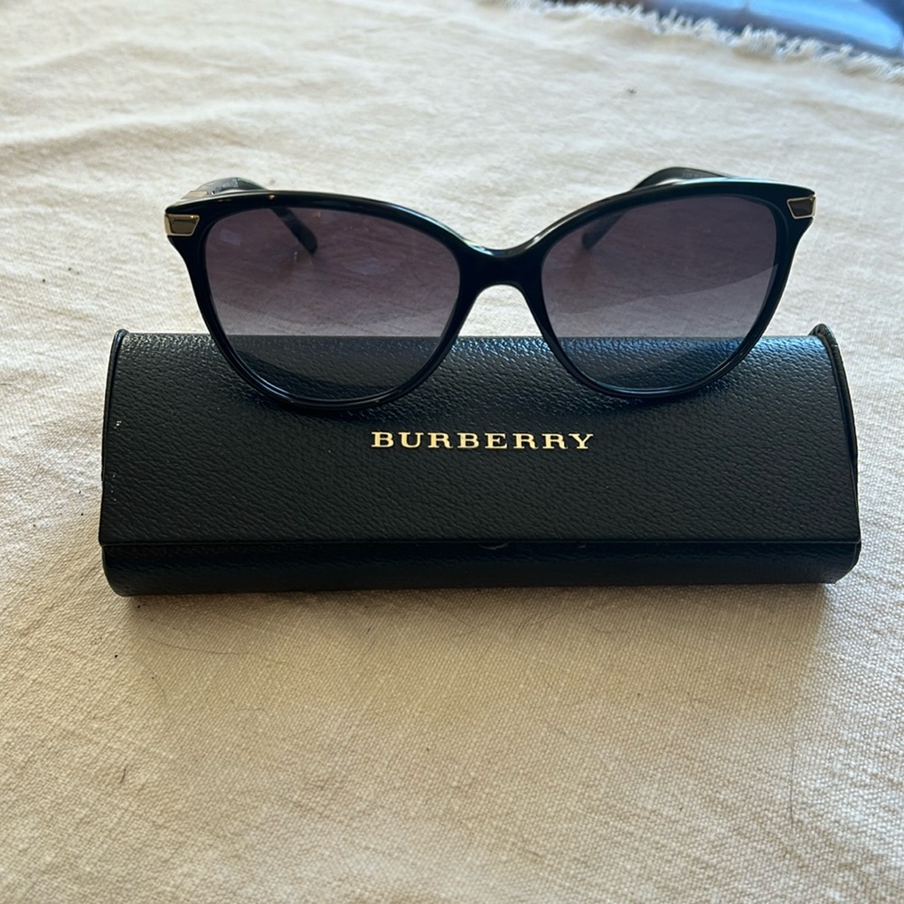 Gorgeous black cat eye women’s sunglasses with gold detail. Barely worn.
